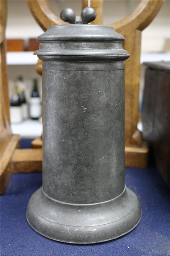 A Charles II Beefeater pewter flagon, probably Robert Marten (1638-1674), 9.25in.